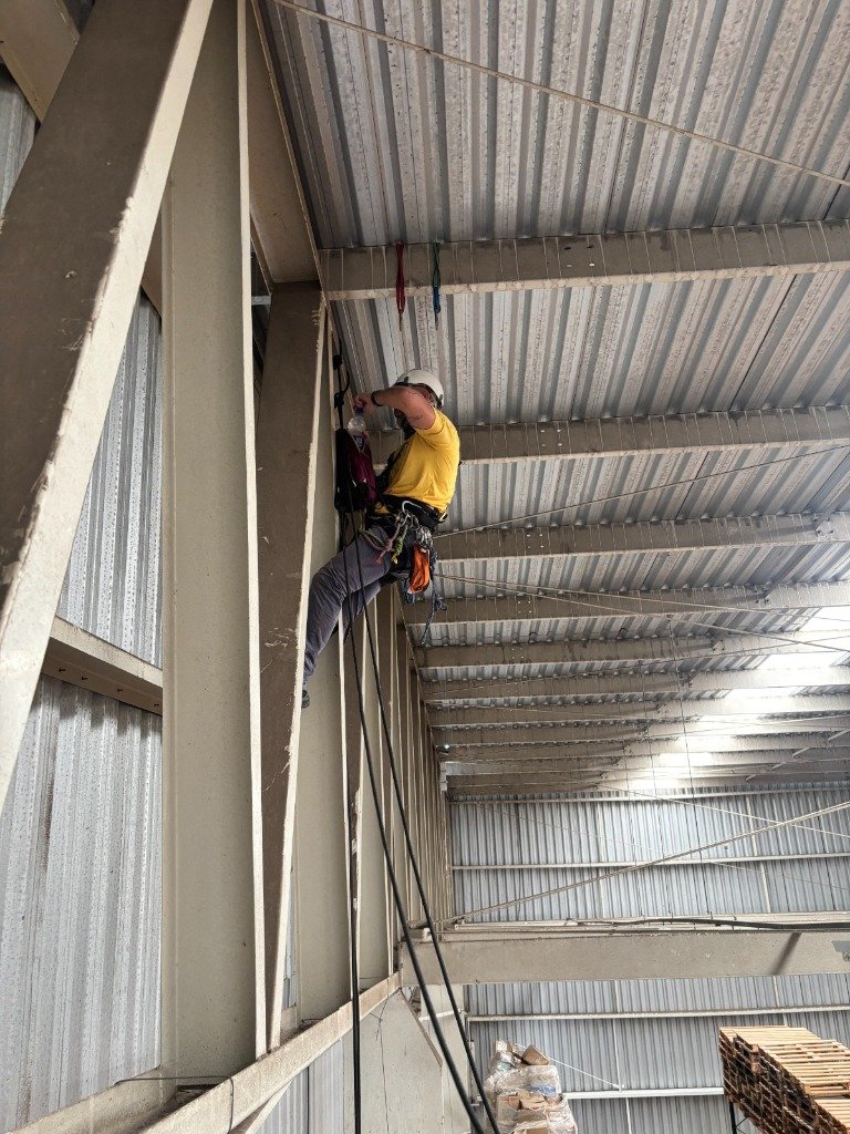 Acesso por Cordas - Manutenção em Estrutura de Galpão Industrial